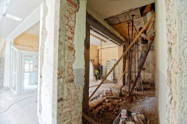 Comment faire des travaux de rénovation énergétique pour améliorer la performance et le confort de son logement ?